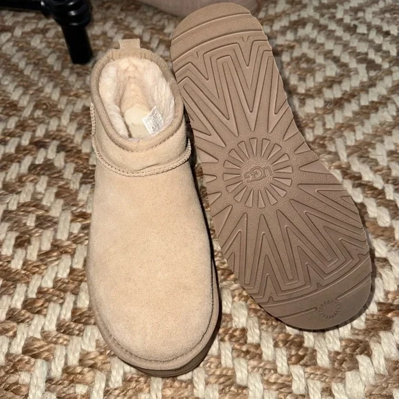 UGG Women’s Beige Boots - Picture 5 of 7
